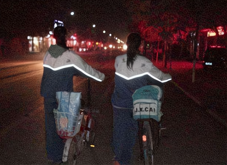 为防止中学生早恋，校长设计出一款“特殊校服”，真是用心良苦