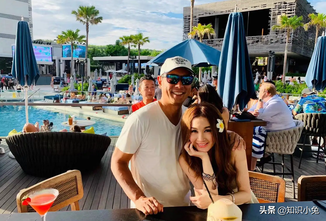 “不老女神”温碧霞与养子出游，12岁养子高大壮硕，被指太亲密