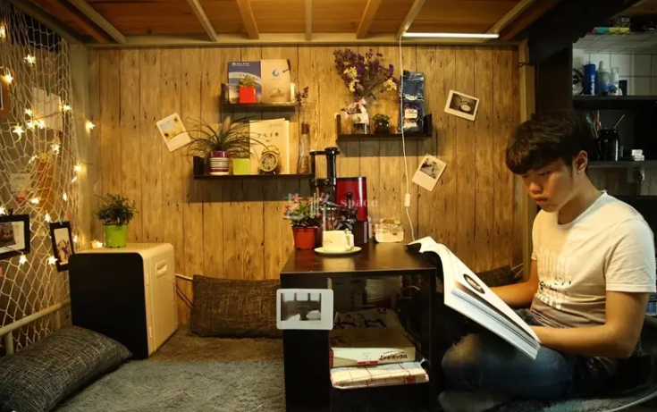 大学生宿舍装修风格走红，不接地气接“地府”，老师看后一身冷汗