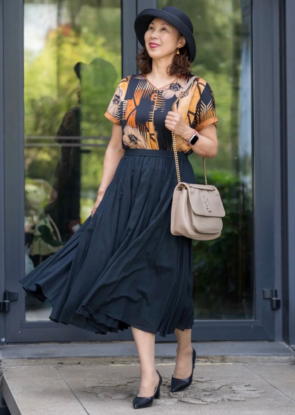 女人上了年纪多穿4种“显贵色”，优雅又有气质，一看就是洋气人