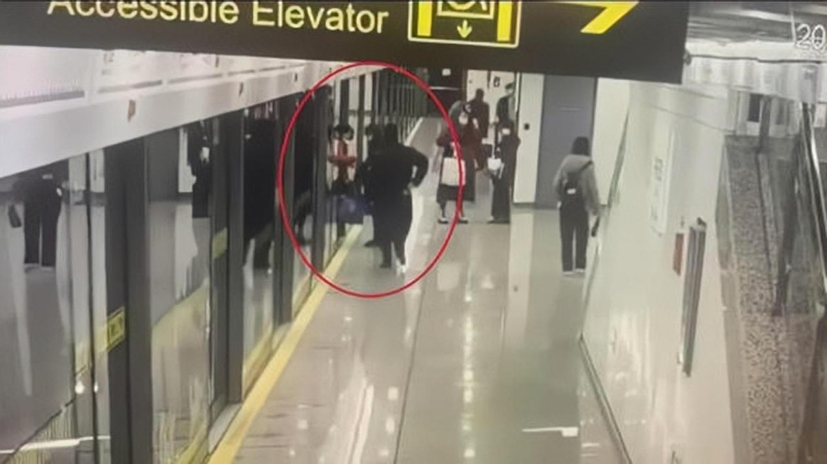 上海乘客被地铁屏蔽门夹住不幸身亡，该无人驾驶地铁才刚开通一年
