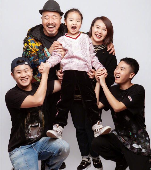 李琳：嫁2婚王小利，丈夫比她大11岁，一家5口3个孩子也幸福