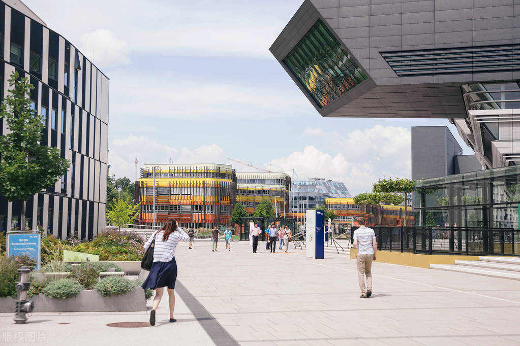 高中毕业后，直接踏入社会发展，选对这四条路，不比大学生发展差