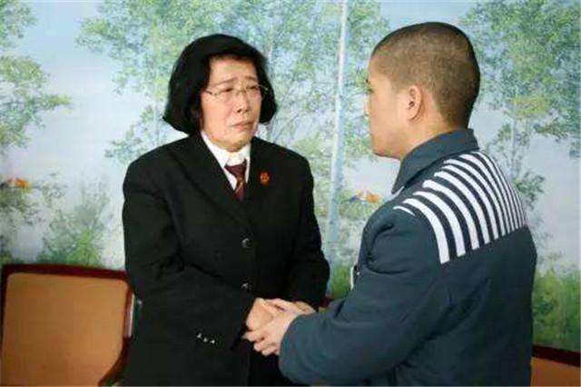 高考状元抢银行10万，被抓时仅花100多元，出狱后再考入211名校