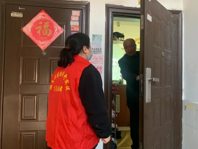经开志愿红敲开群众“心门”，把牢疫情防控“安全门”