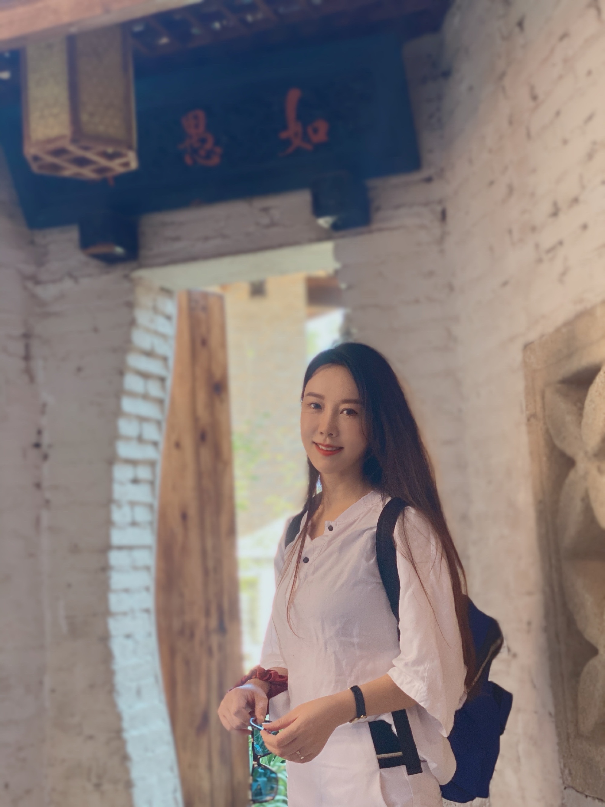 中南再现女神教师：肤白貌美大长腿，上课座无虚席，有颜又有才