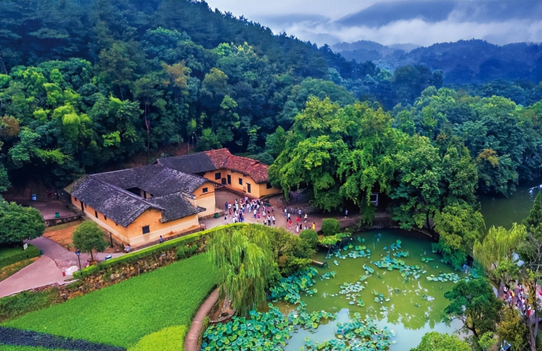 1961年，刘少奇参观毛泽东故居，盯着门匾说：这个字不妥