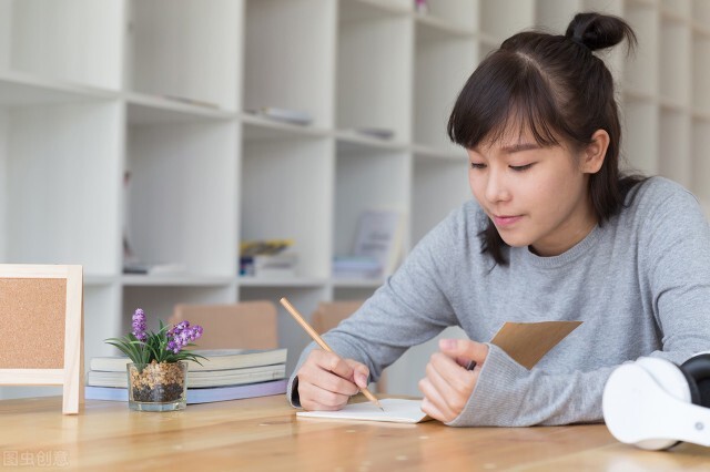 同学们应该明白：勤奋是生命的密码，能译出你一部壮丽的诗篇