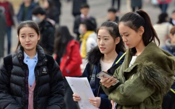 看浙江传媒学院艺考现场，不由得心生感慨，男生比女生还“精致”