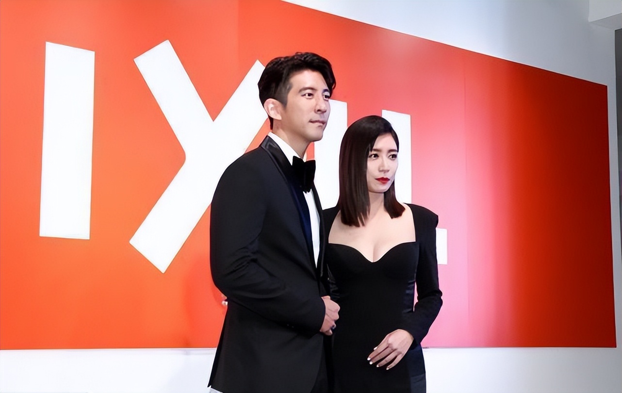 贾静雯好适合复古风服装，又优雅又高端的美，越看越有气势