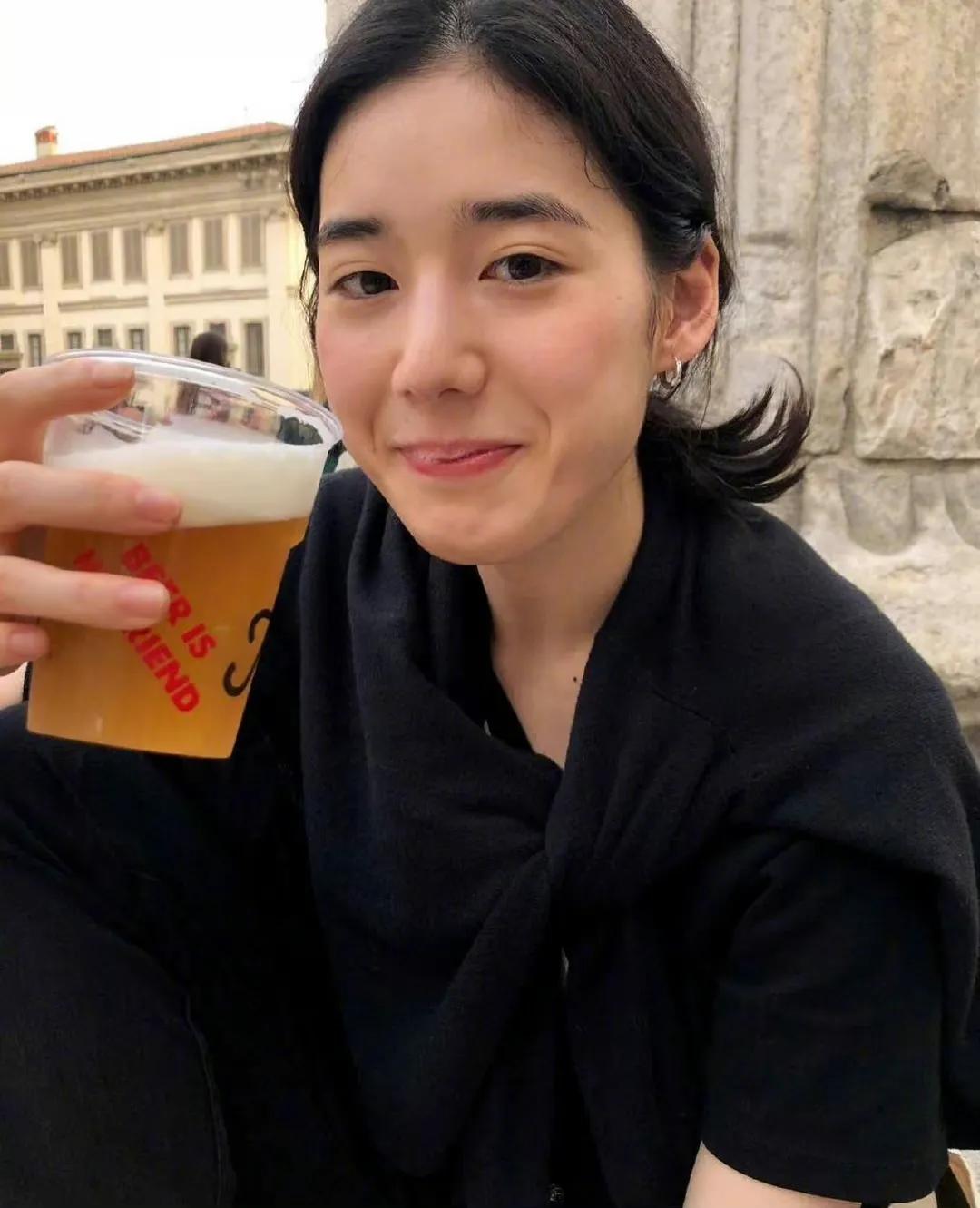 郑恩彩拍剧期间的穿搭