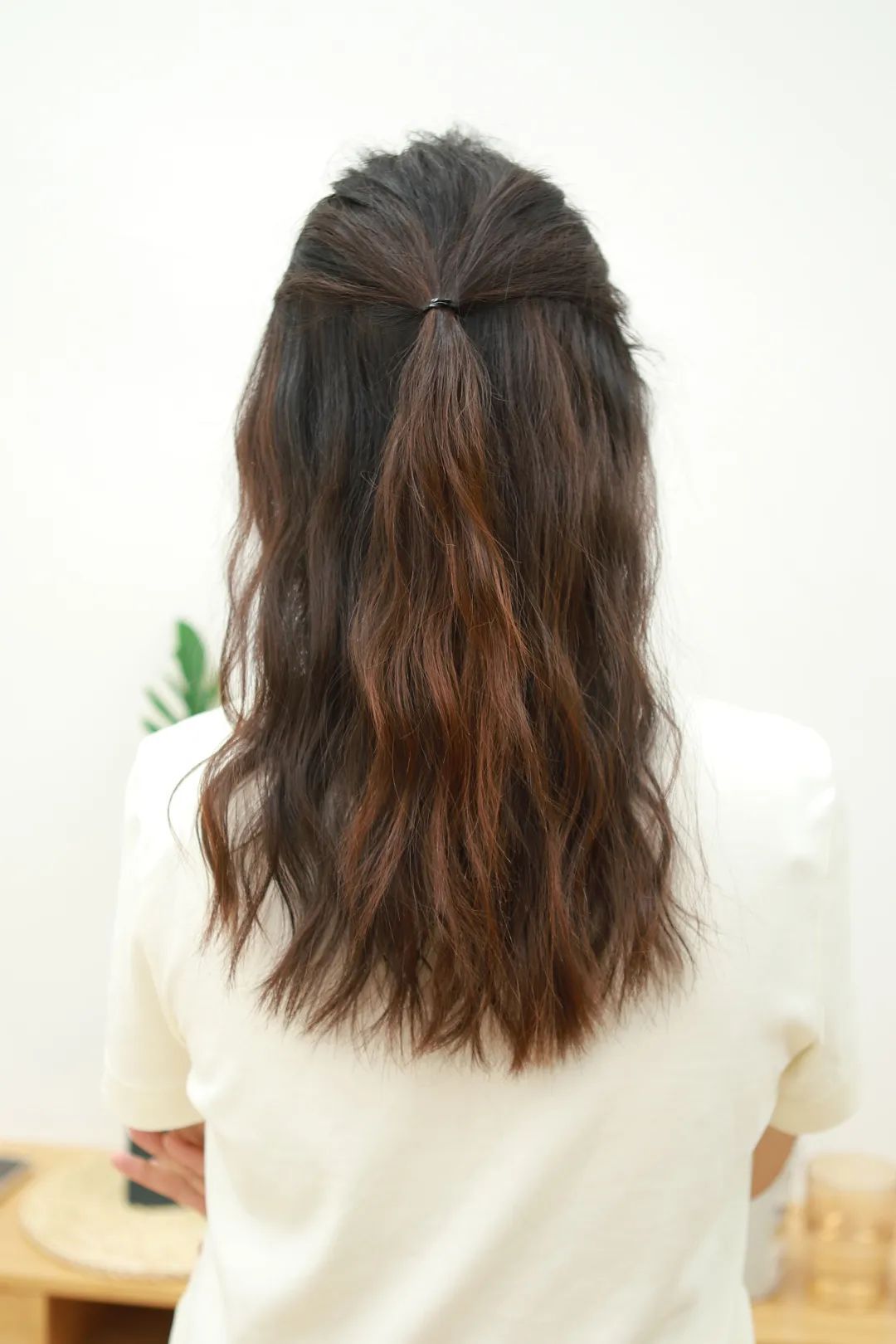 然后将两根丝带和剩下的头发分成三股,两条丝巾为一股,剩下的头发分成