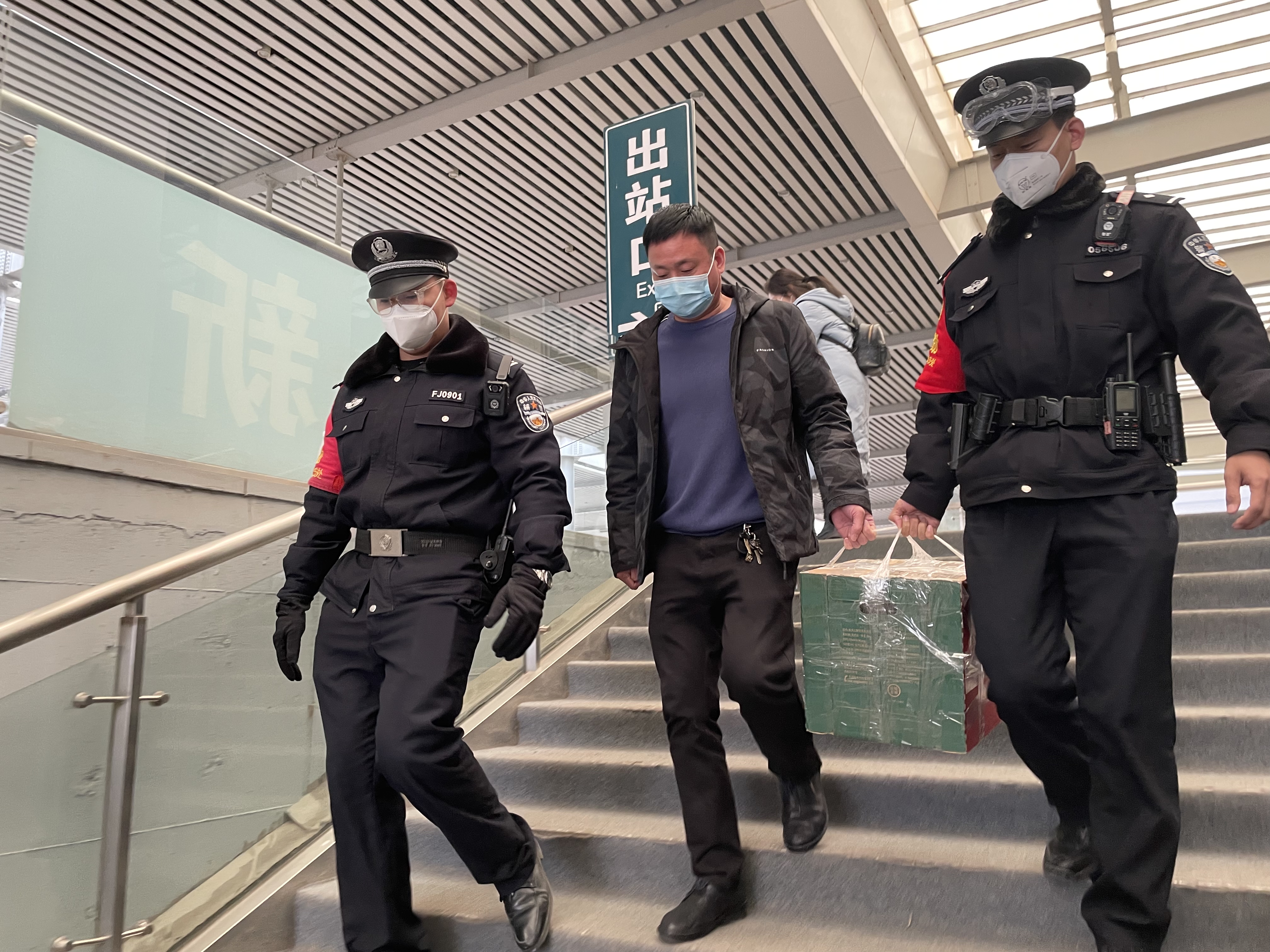 春运暖心事！洛阳铁警200公里护送携80万现金旅客