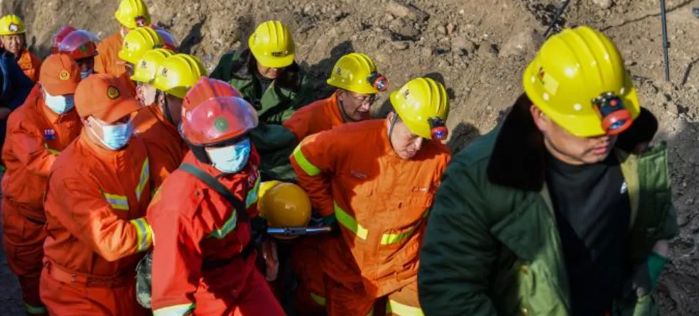 上千名学生“被开户”，涉事银行13人被免职！| 今日法治硬核