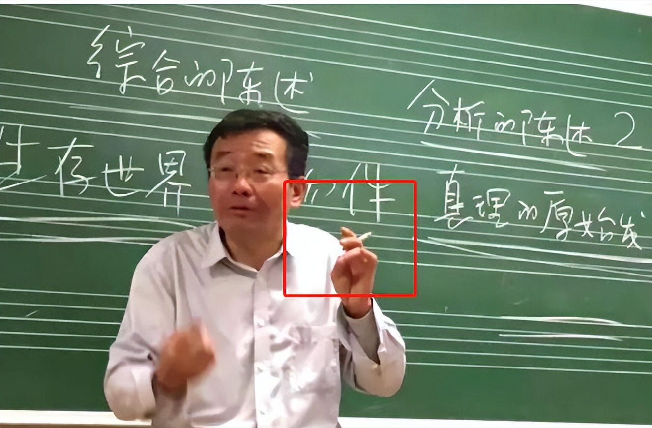 复旦教授“上课吸烟”，学术专业性被网友质疑，但每节课座无虚席