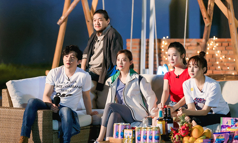 明星校园生活大不同！AB一周10块钱，郑恺开豪车上学，杨紫接地气