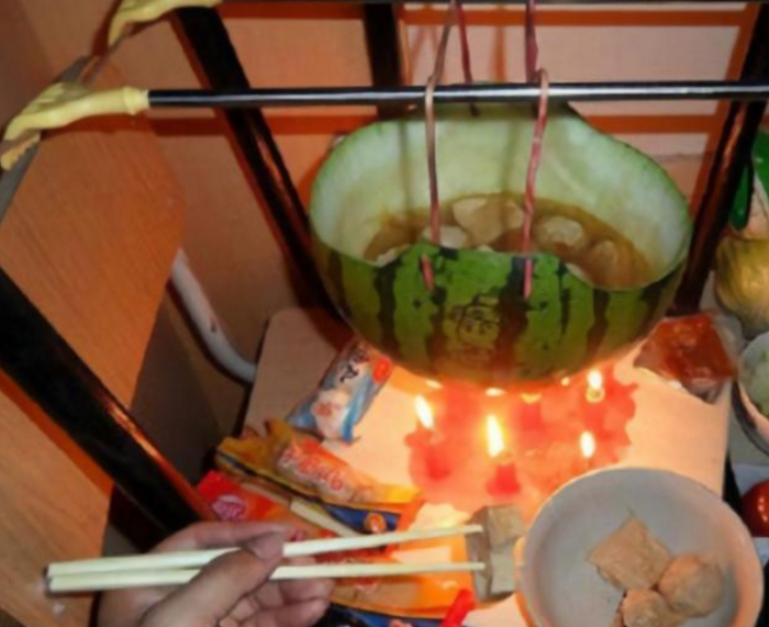 大学寝室里的“神操作”，一个赛一个的有才，辅导员查寝时笑出声