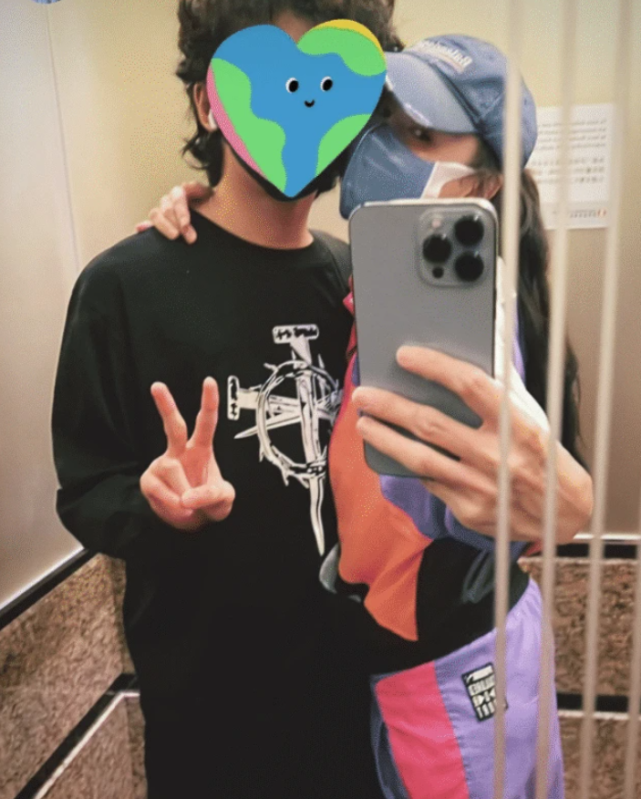 张柏芝42岁生日晒与俩儿子合照，Lucas和弟弟夹吻妈妈，好有爱