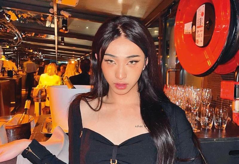 庾澄庆二婚妻子张嘉欣难得露面，司机接送出门，阔太派头十足