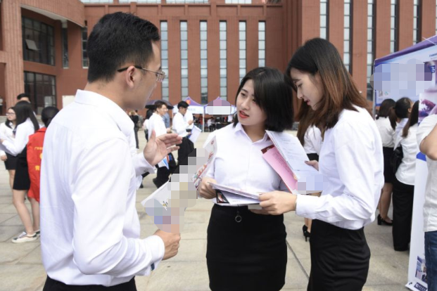 中国烟草公开招聘正式工，年薪10万左右，3类大学生更容易被录取
