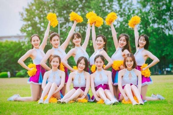 浙江大学的毕业照不一般，小姐姐肤白貌美大长腿，你心动了吗