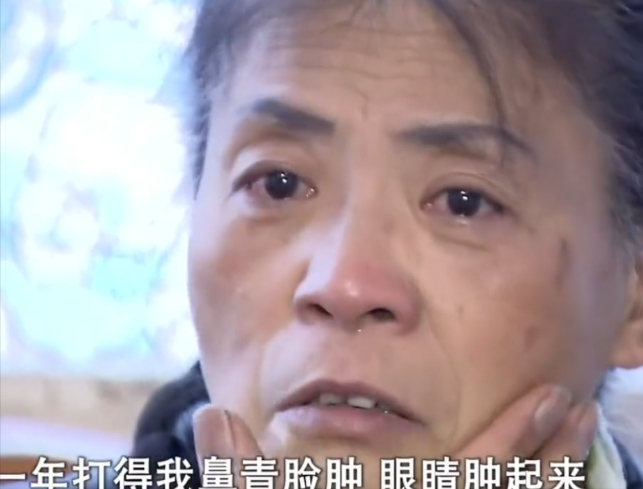 2015年,湖南女大学生当街产子,不料丈夫竟是50岁流浪汉,母亲崩溃