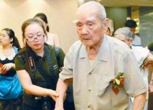 86岁台湾老兵回大陆寻母，15岁偷偷参军，与百岁母亲71年后相见