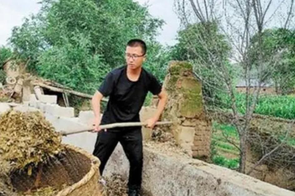 他曾在高考率先走出考场，本以为是个“青铜”，通知书却打脸众人