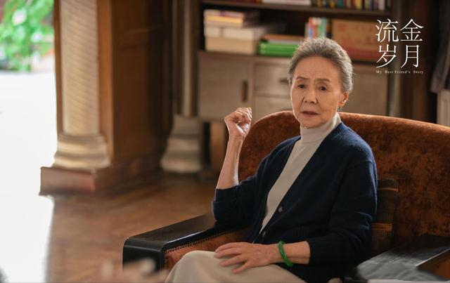 “优雅奶奶”吴彦姝气质真好，旗袍配披肩温婉端庄，83岁风采依旧