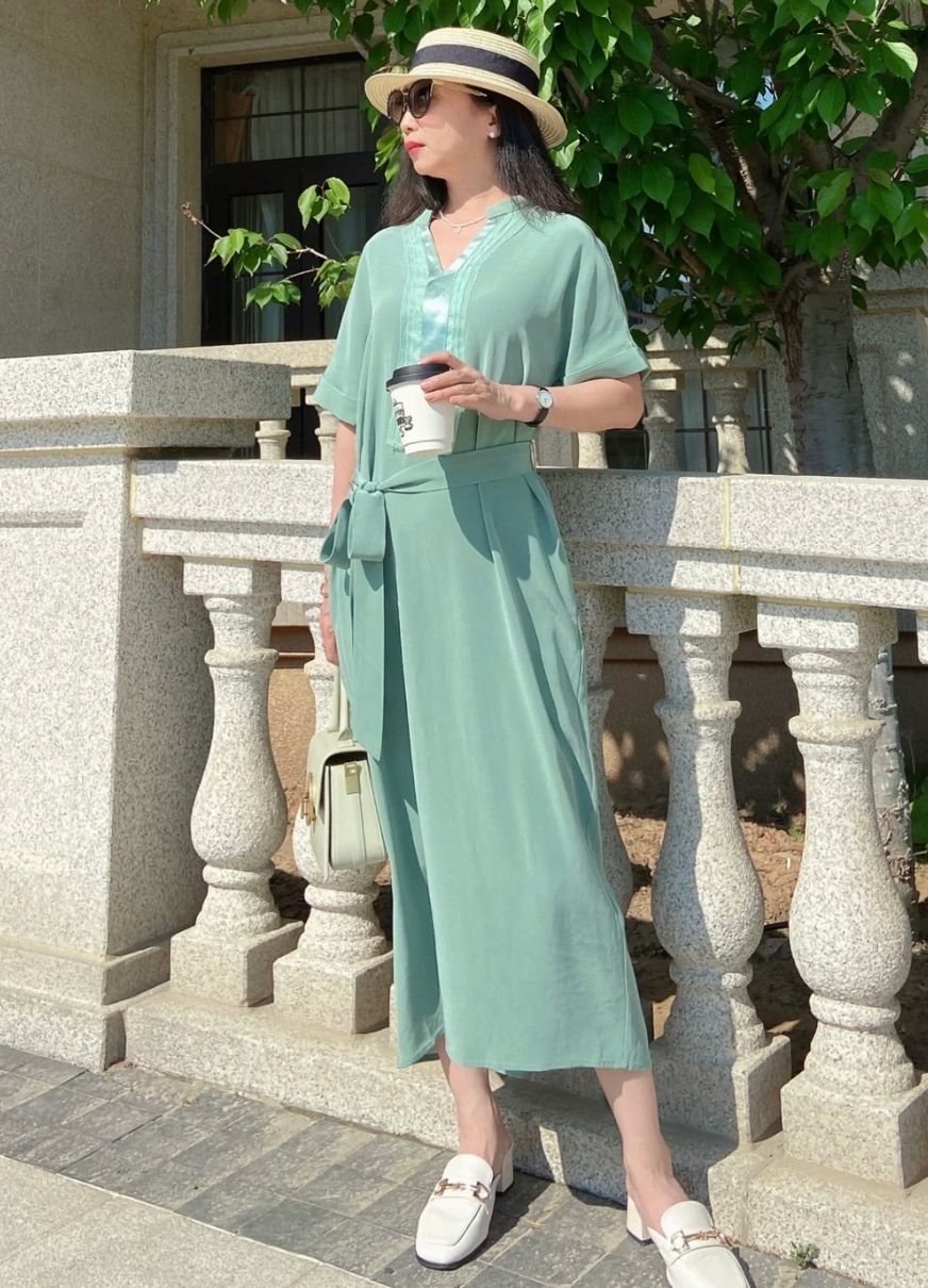 女人上了年纪多穿4种“显贵色”，优雅又有气质，一看就是洋气人