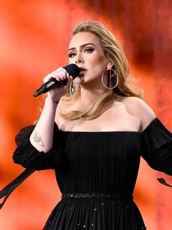 被“贴标签”也没改变她的想法，Adele这些年到底在坚持什么？