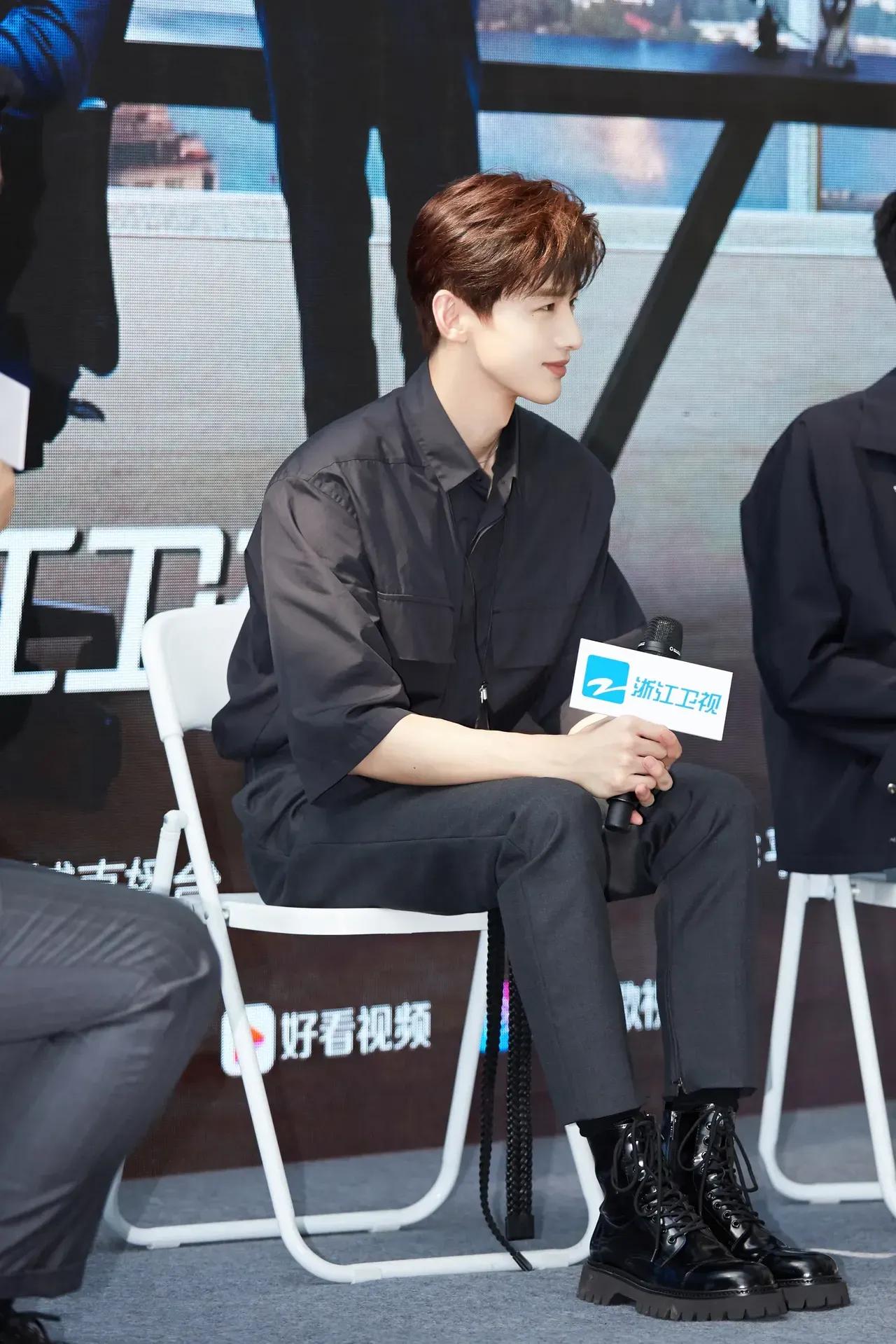 白敬亭黑色系又酷又帅，挺拔阳光，帅气的少年