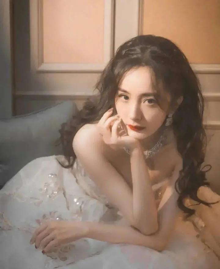 杨幂受伤后首现身