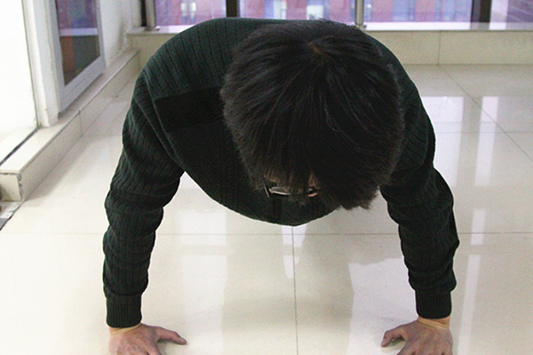 男子坚持做俯卧撑，每天50个，坚持1年后，身体的变化令人羡慕