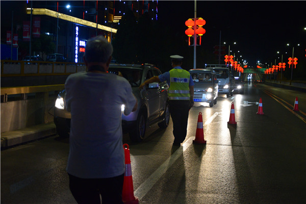 侯马市交警开展夏季夜查行动，严查酒驾超载不戴头盔