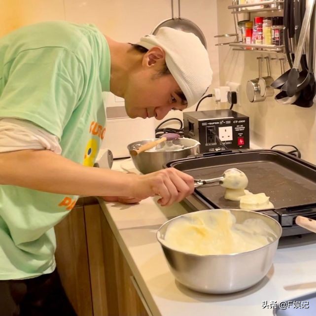 拍温馨全家福！太太生日古巨基首次亲手制作生日蛋糕、儿子则献吻