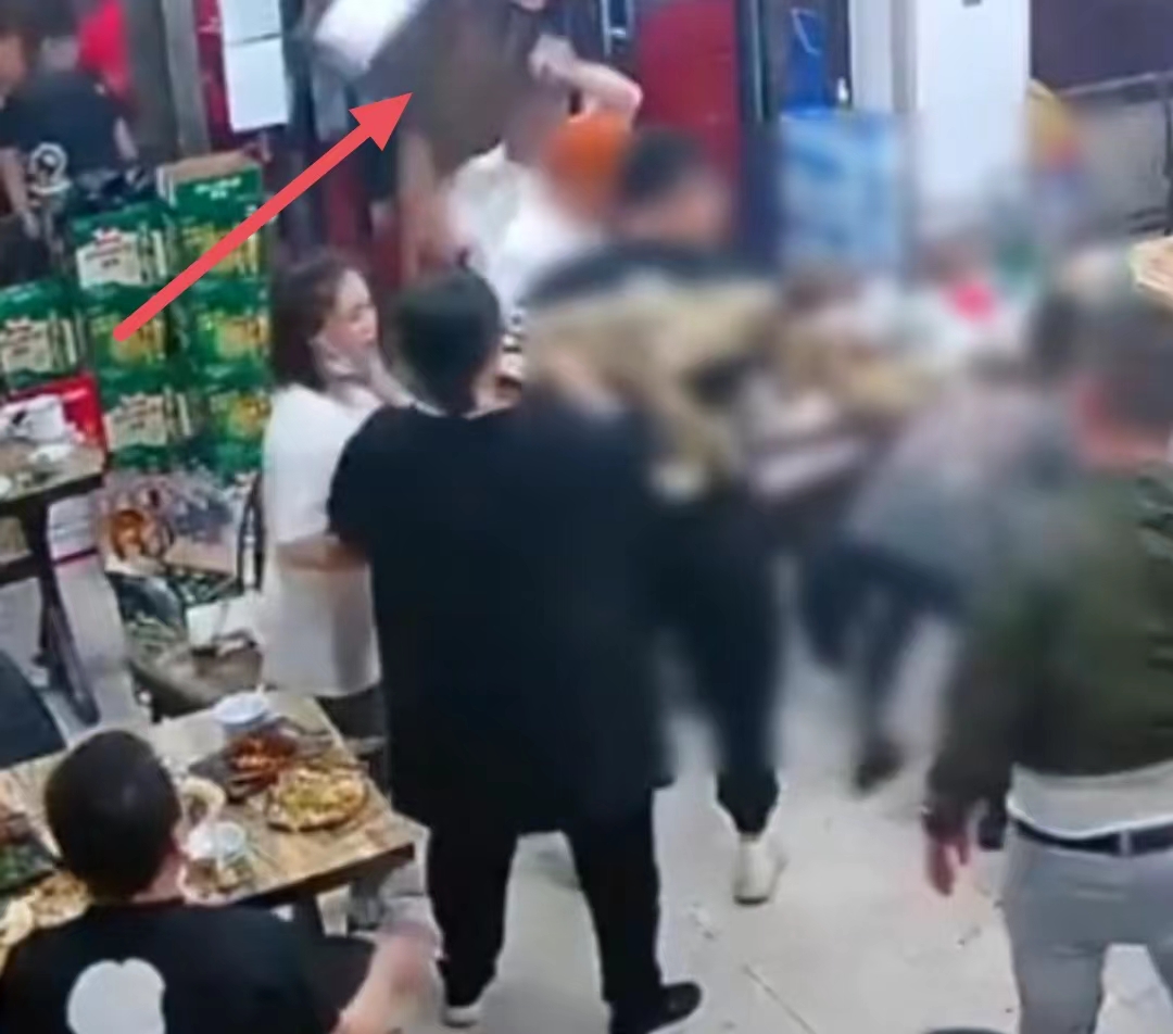 唐山打人事件后续：施暴者身份被曝光，冷漠的看客令人不齿