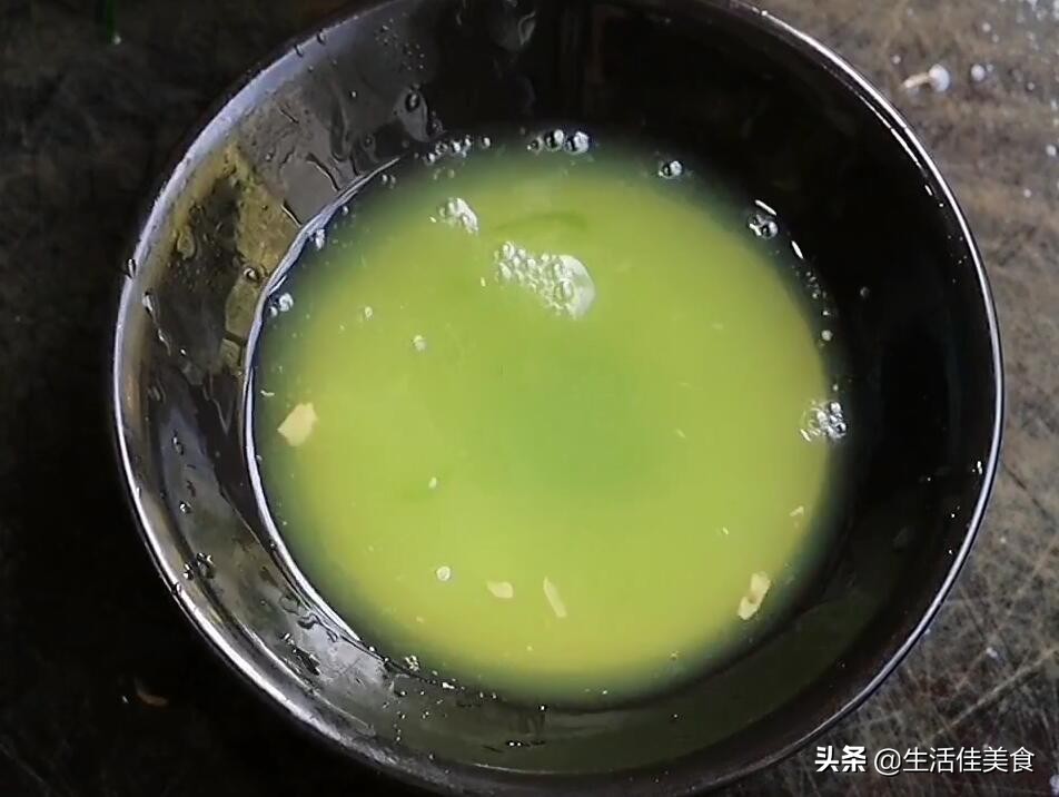 嘴馋就要做它吃，不炒不炖，这几样混一起，浇上料吃，太香啦