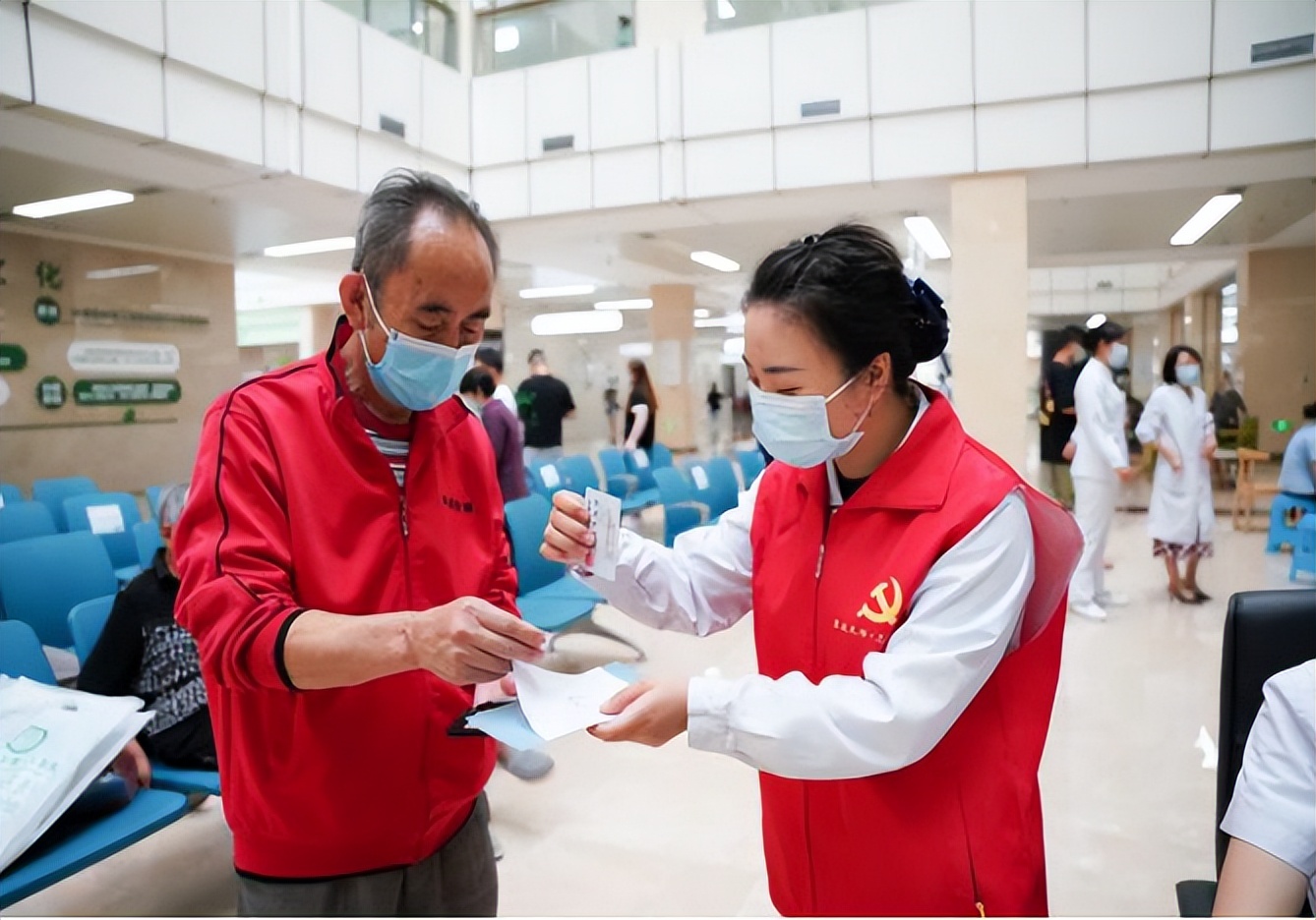 迎全国“爱眼日”眼科义诊为群众“办实事”