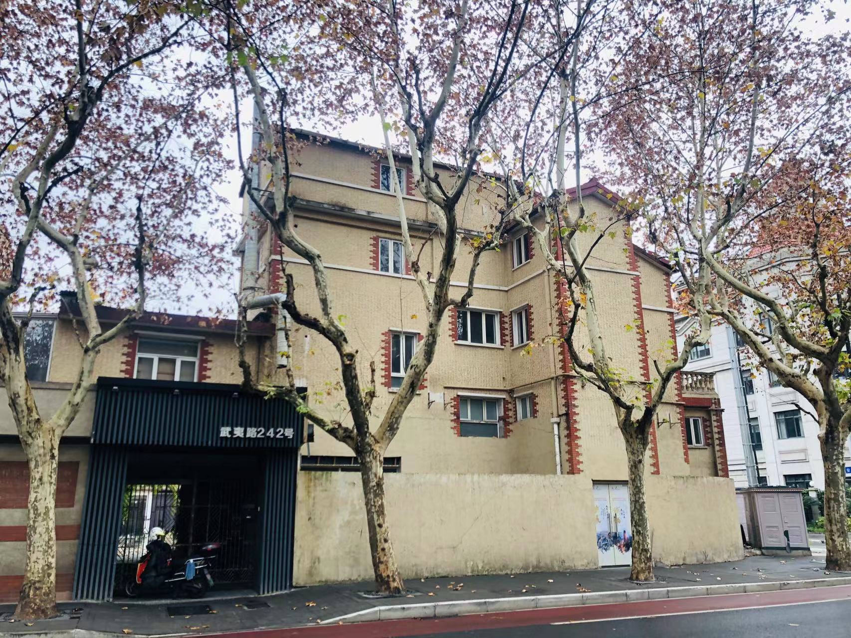 书评 |《爸爸造的房子》：小众儿童绘本，华裔艺术家的童年自传