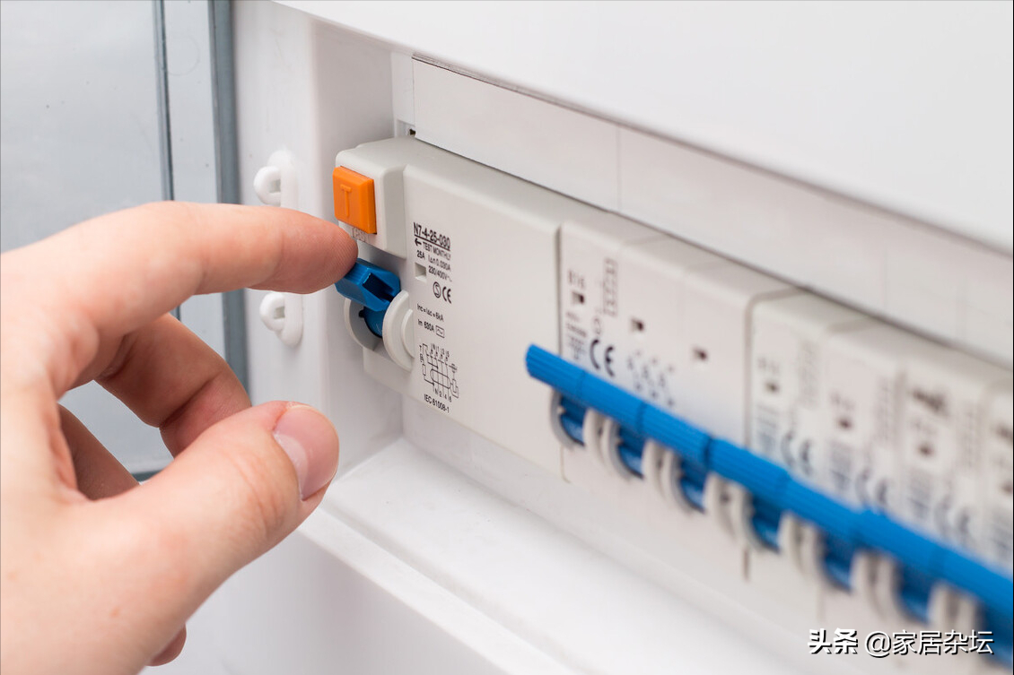 家里跳闸了推不上去,千万别硬推,2种情况弄清楚就知道怎么办了