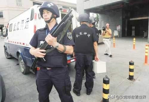 为啥群众不小心靠近了运钞车，却被押运员“大声呵斥”？