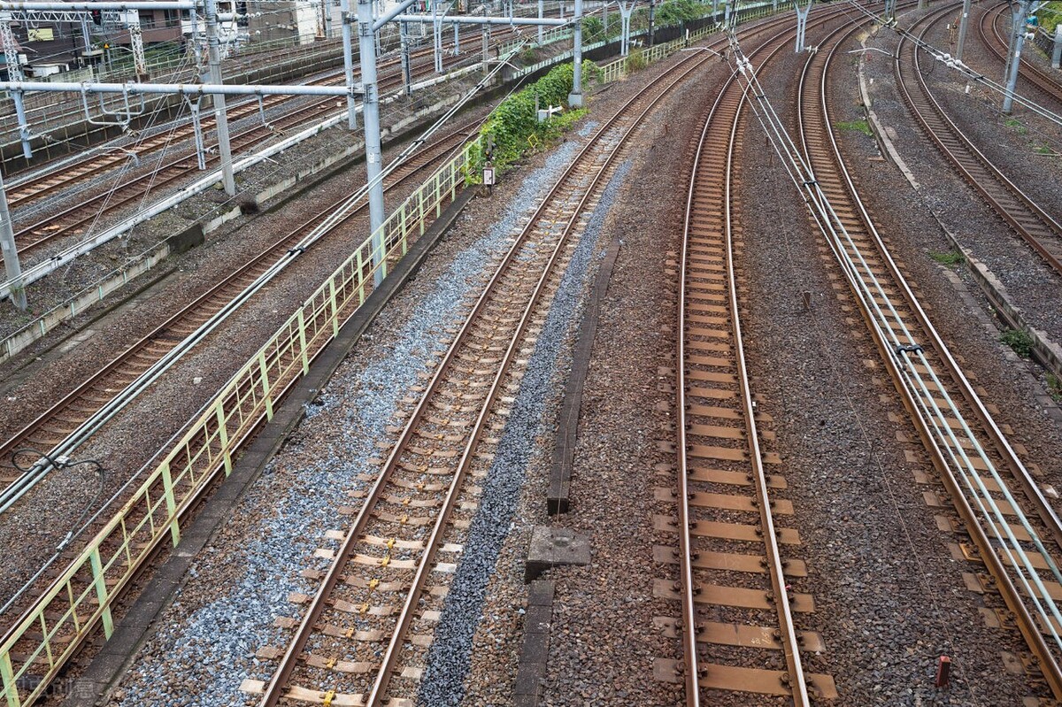 甘肃的甘谷县，是“华夏第一县”，苏州昆山是第一经济强县