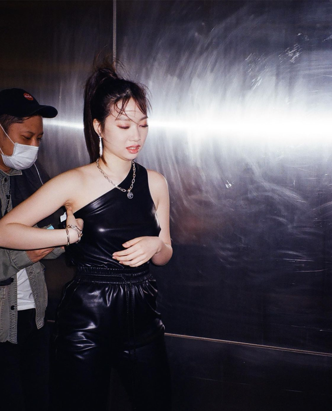 甄子丹17岁女儿秀新造型！穿黑皮裤脚踩水晶鞋，画深眼影走炫酷风