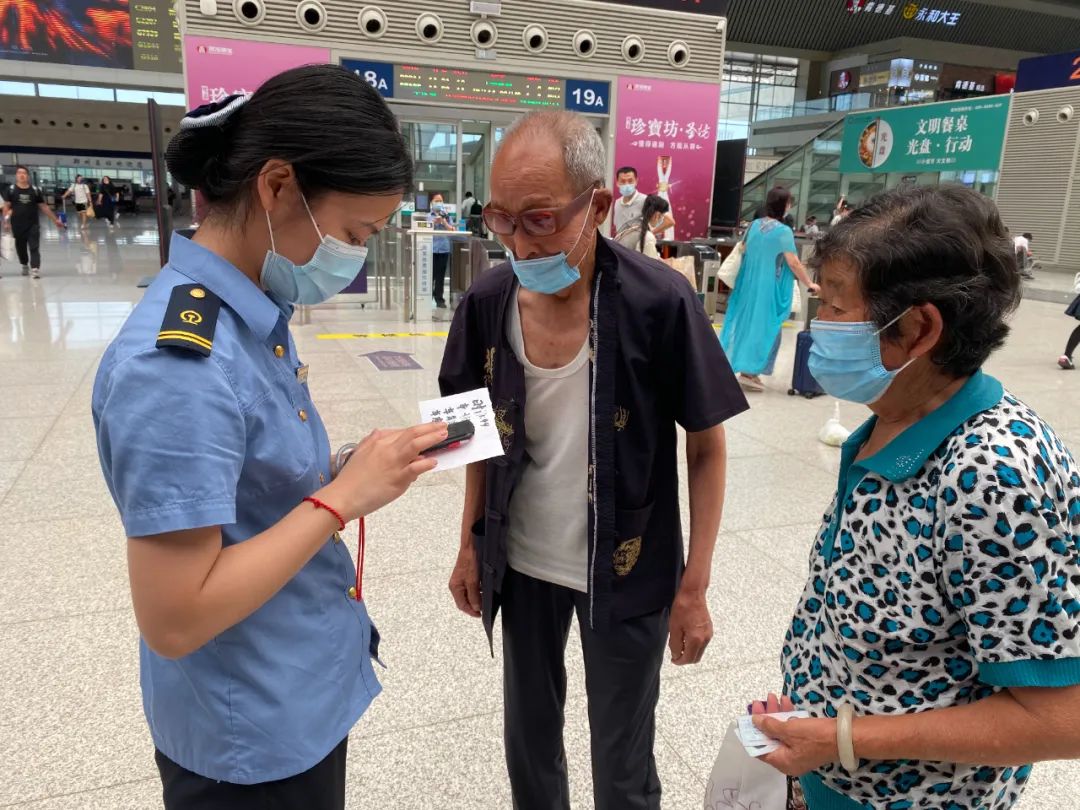 宋君瑛：暴雨中坚守6天为了两万多名滞留旅客
