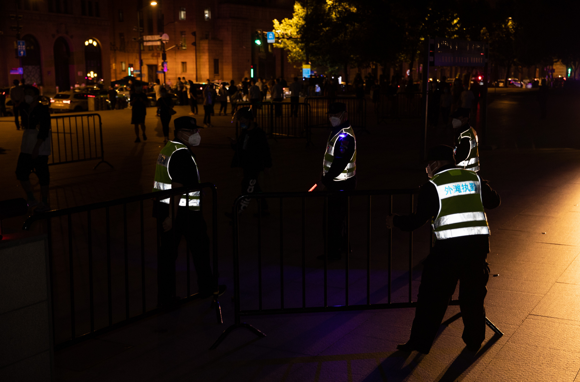 今日凌晨的上海：有人拍照留念，有人流连忘返