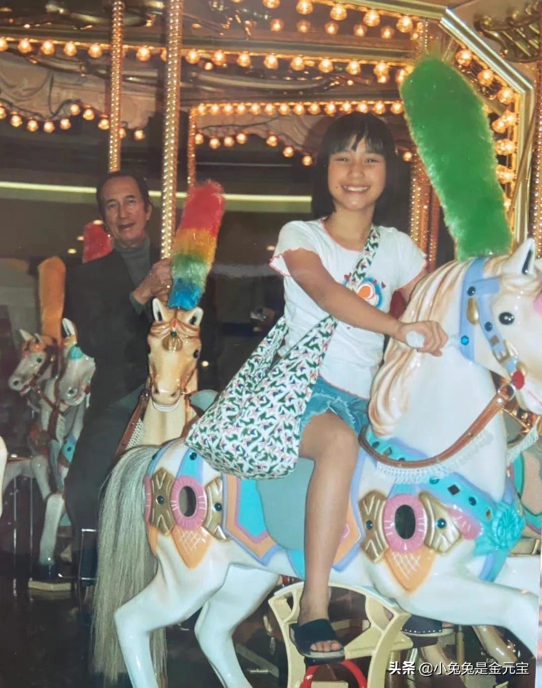 何超莲小时候和父亲的合影