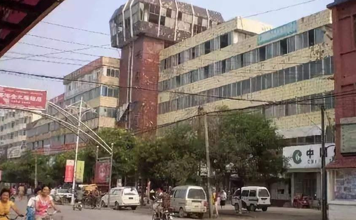 23年前，河南夫妻生下龙凤四胞胎没钱抚养，如今有车有房幸福美满