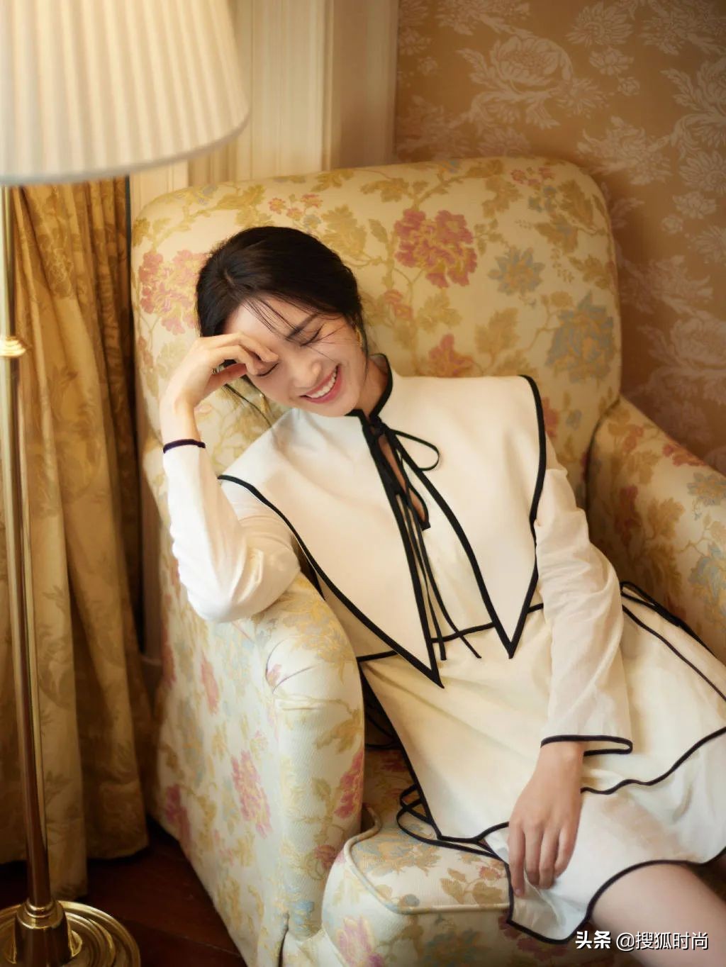 王紫璇《野蔷薇》造型好惊艳，复古卷发又美又飒，甜美帅气两不误