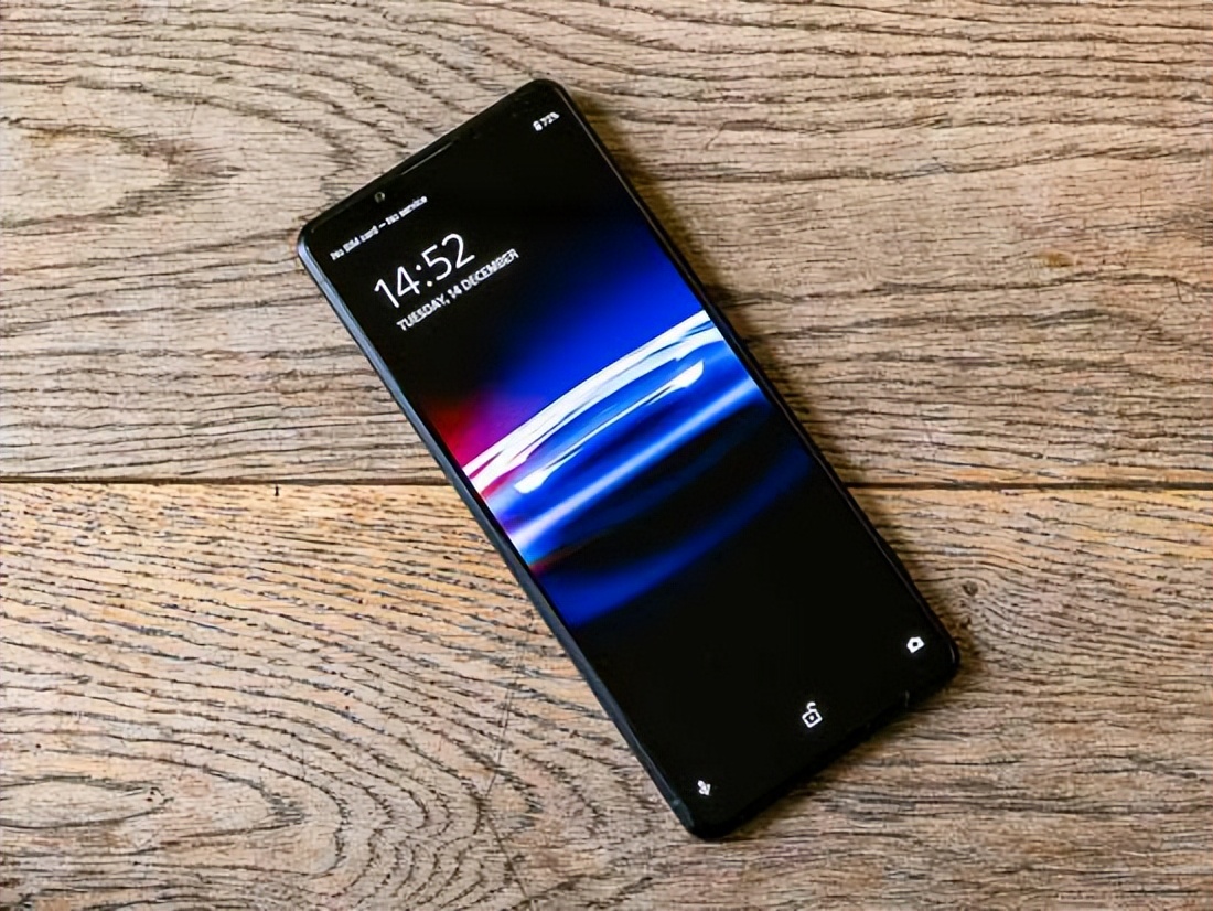 发布八个月下跌2000元，12GB+512GB+IP68，4K屏旗舰加速退场